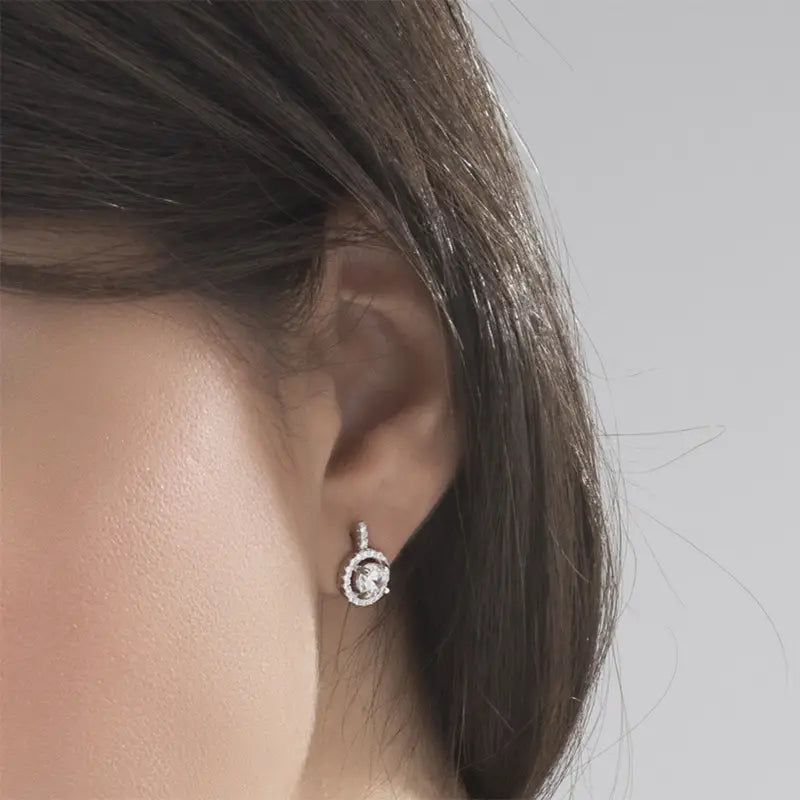 Pendientes brillantes de circonita cúbica con diseño de halo para mujeres elegantes
