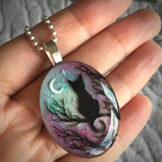 Collar de gato de ensueño con brillante cielo nocturno y colgante de luna