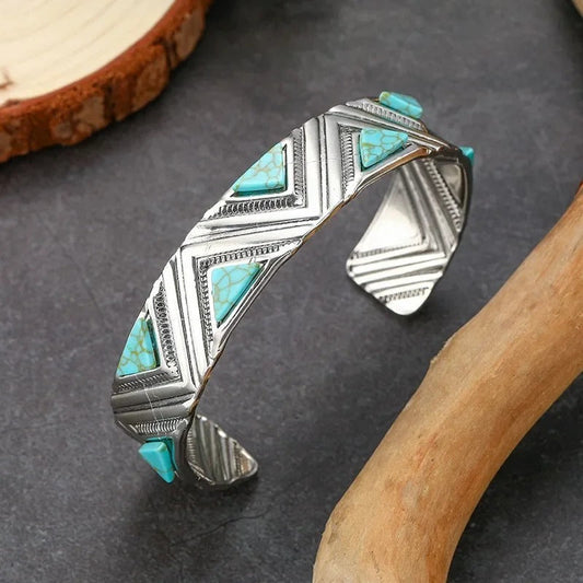Brazalete turquesa con patrón tribal geométrico