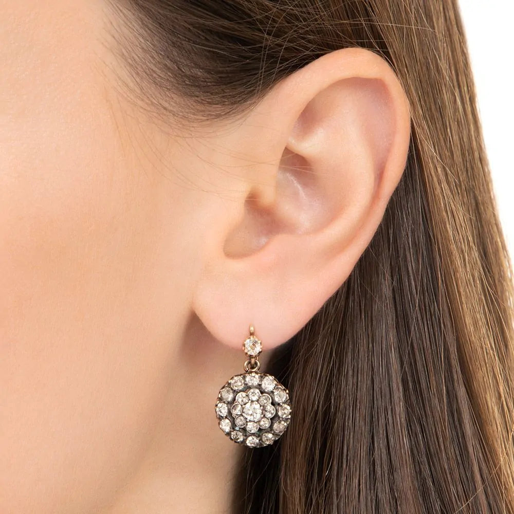Pendientes antiguos con rosetas de diamantes brillantes en forma de racimo