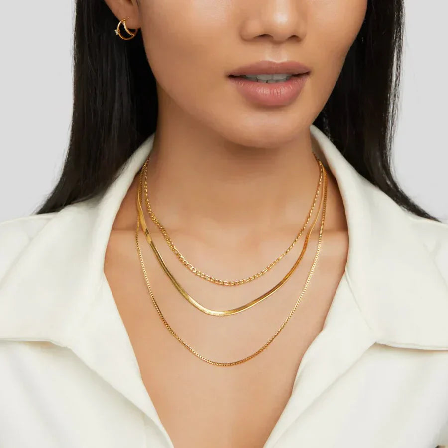Collar moderno de triple capa con diferentes cadenas