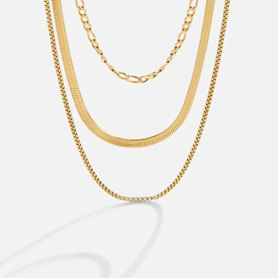 Collar moderno de triple capa con diferentes cadenas