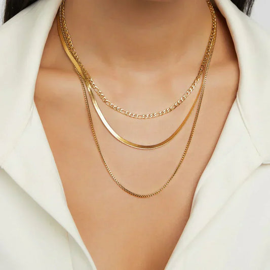 Collar moderno de triple capa con diferentes cadenas