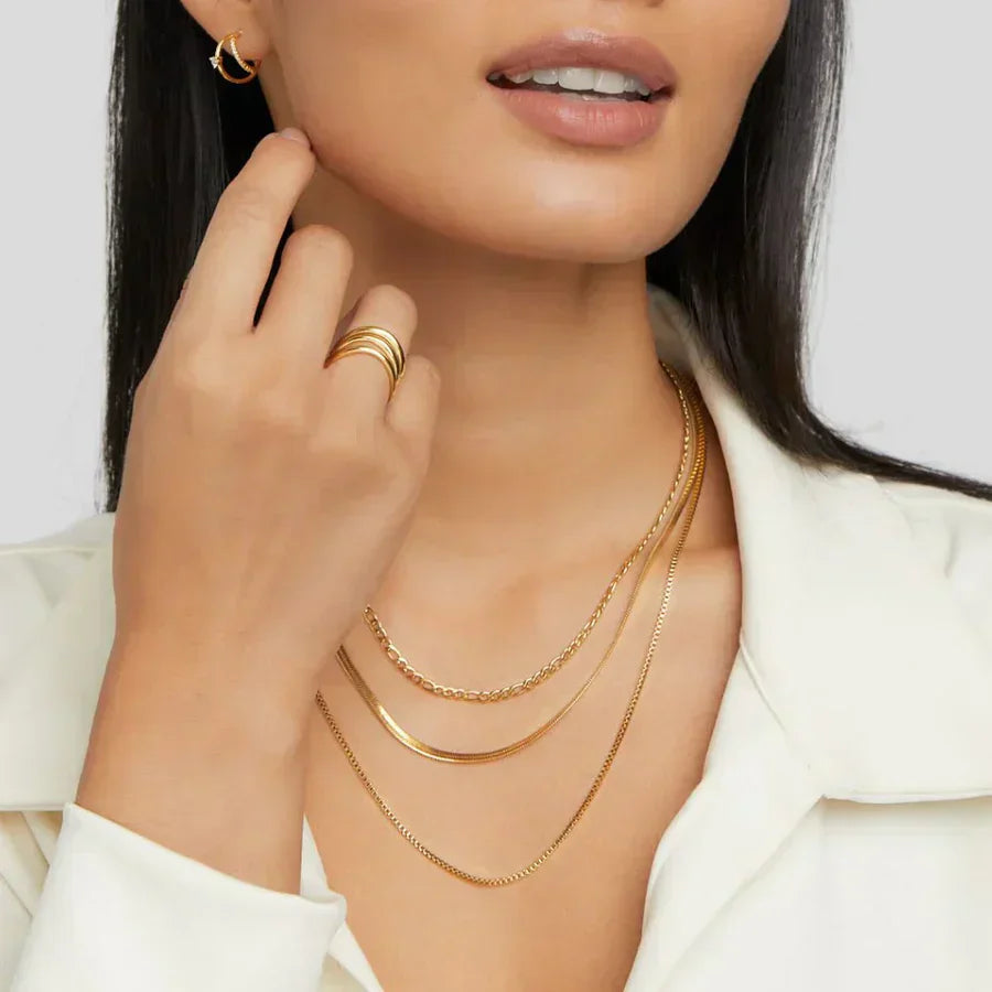Collar moderno de triple capa con diferentes cadenas