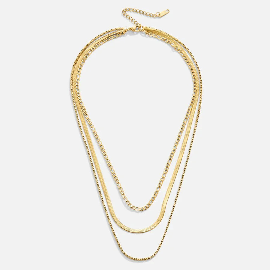 Collar moderno de triple capa con diferentes cadenas
