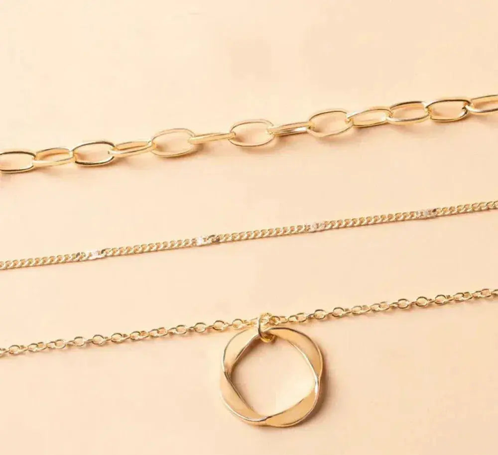 Collar llamativo de varias capas con anillo de filigrana y colgantes de cadena de eslabones