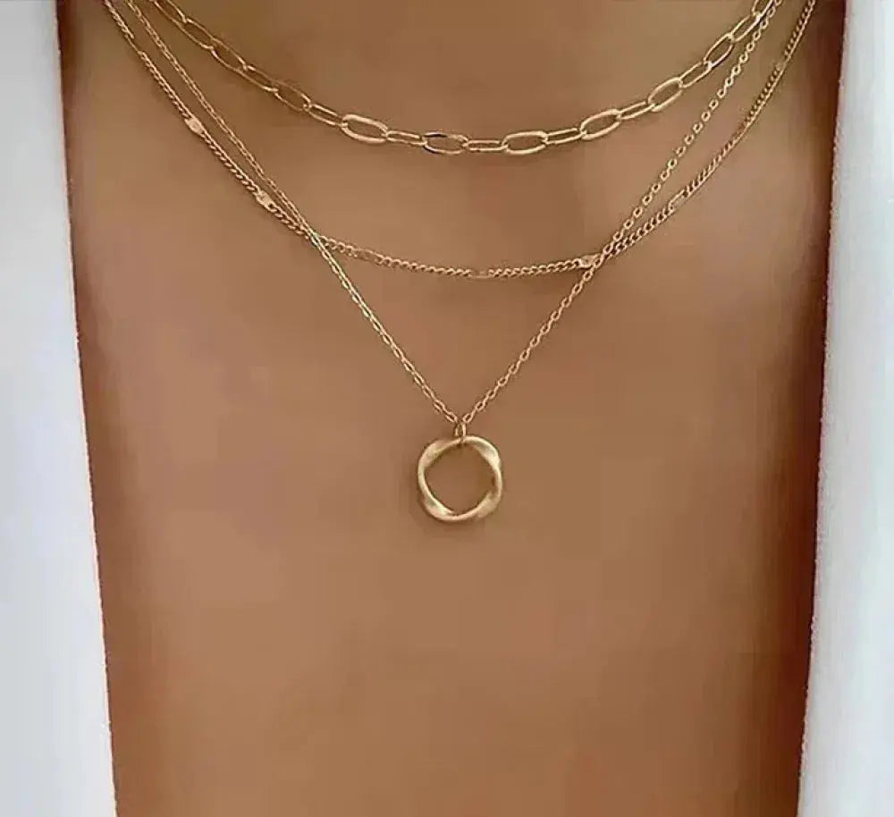 Collar llamativo de varias capas con anillo de filigrana y colgantes de cadena de eslabones