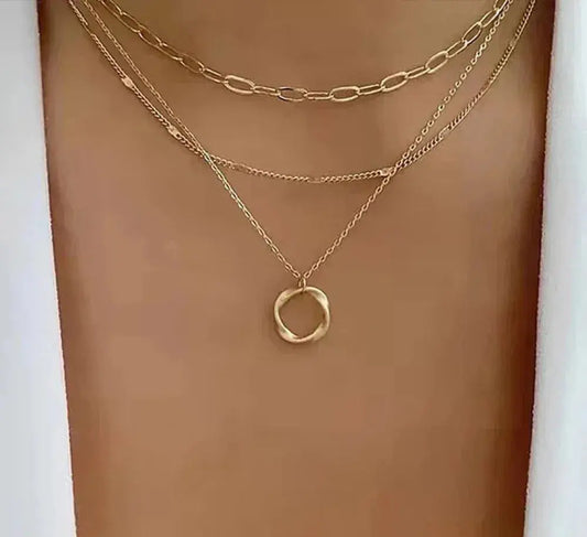 Collar llamativo de varias capas con anillo de filigrana y colgantes de cadena de eslabones