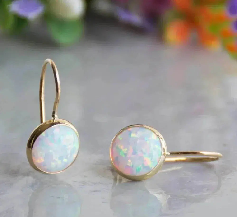 Pendientes colgantes de ópalo con delicadas iridiscencias y acabado dorado